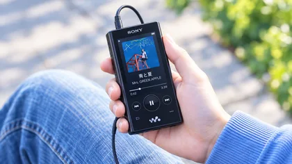 ポータブル音楽プレーヤーで音楽を聴く様子
